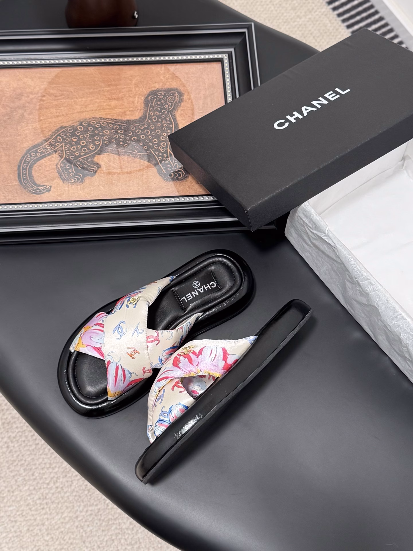 Chanel's best-selling crossover slippersVolume-driven priceThe upper is made of silk fabric, the inner lining is made of sheepskin, and the original foamed outsole is available!