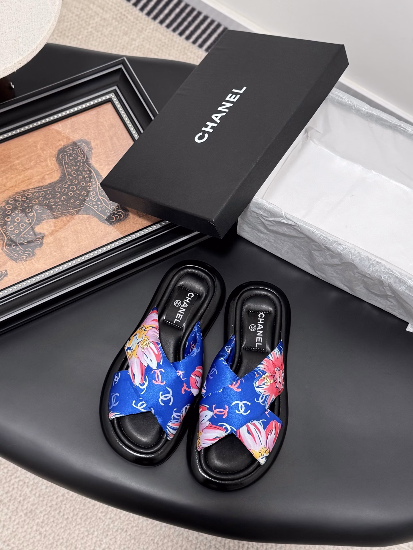 Chanel's best-selling crossover slippersVolume-driven priceThe upper is made of silk fabric, the inner lining is made of sheepskin, and the original foamed outsole is available!