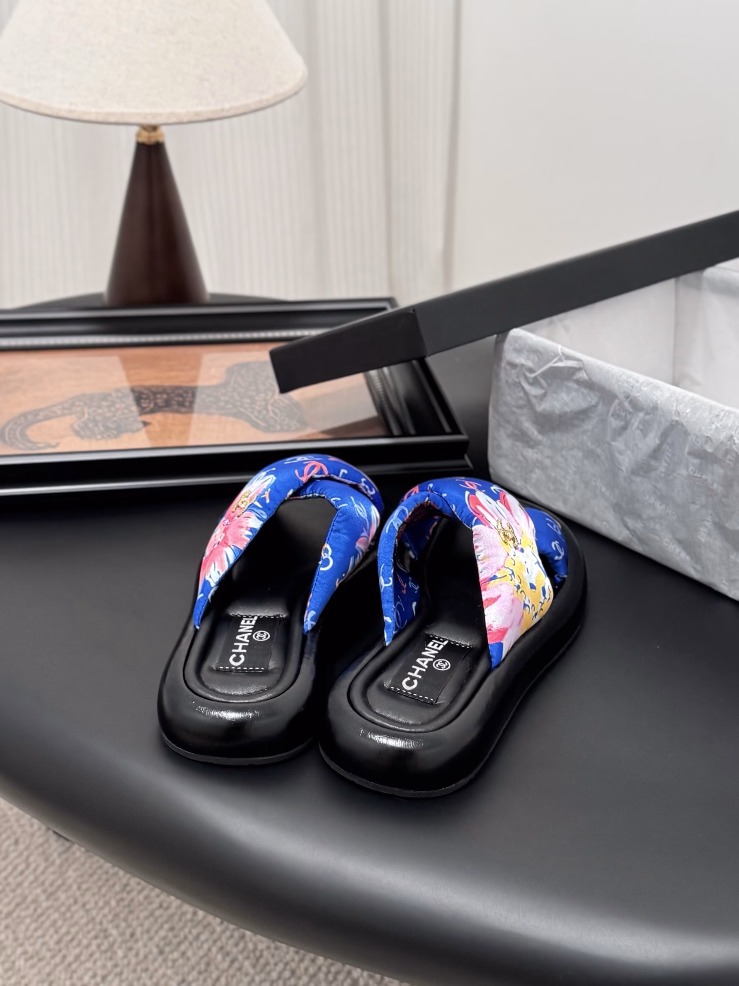 Chanel's best-selling crossover slippersVolume-driven priceThe upper is made of silk fabric, the inner lining is made of sheepskin, and the original foamed outsole is available!