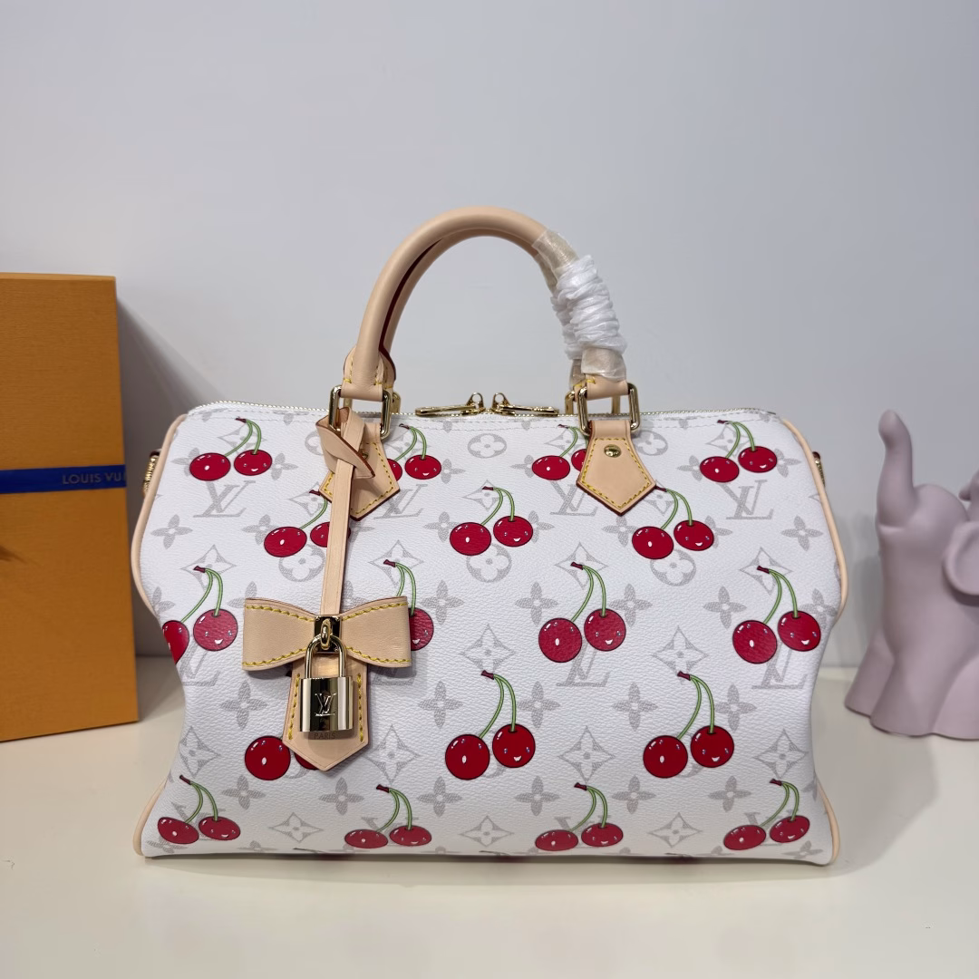 Encounter the individual aesthetic of the Lu x Takashi Murakami Reissue series. The Monogram-coated canvas is chosen in plain colors this time, highlighting the brilliant and passionate cherry patterns depicted by Japanese artists. The inner layer is constructed with denim fabric. The top handle of the Toron and the detachable Toron shoulder strap are both made of leather. The bow-shaped key case enriches the details.