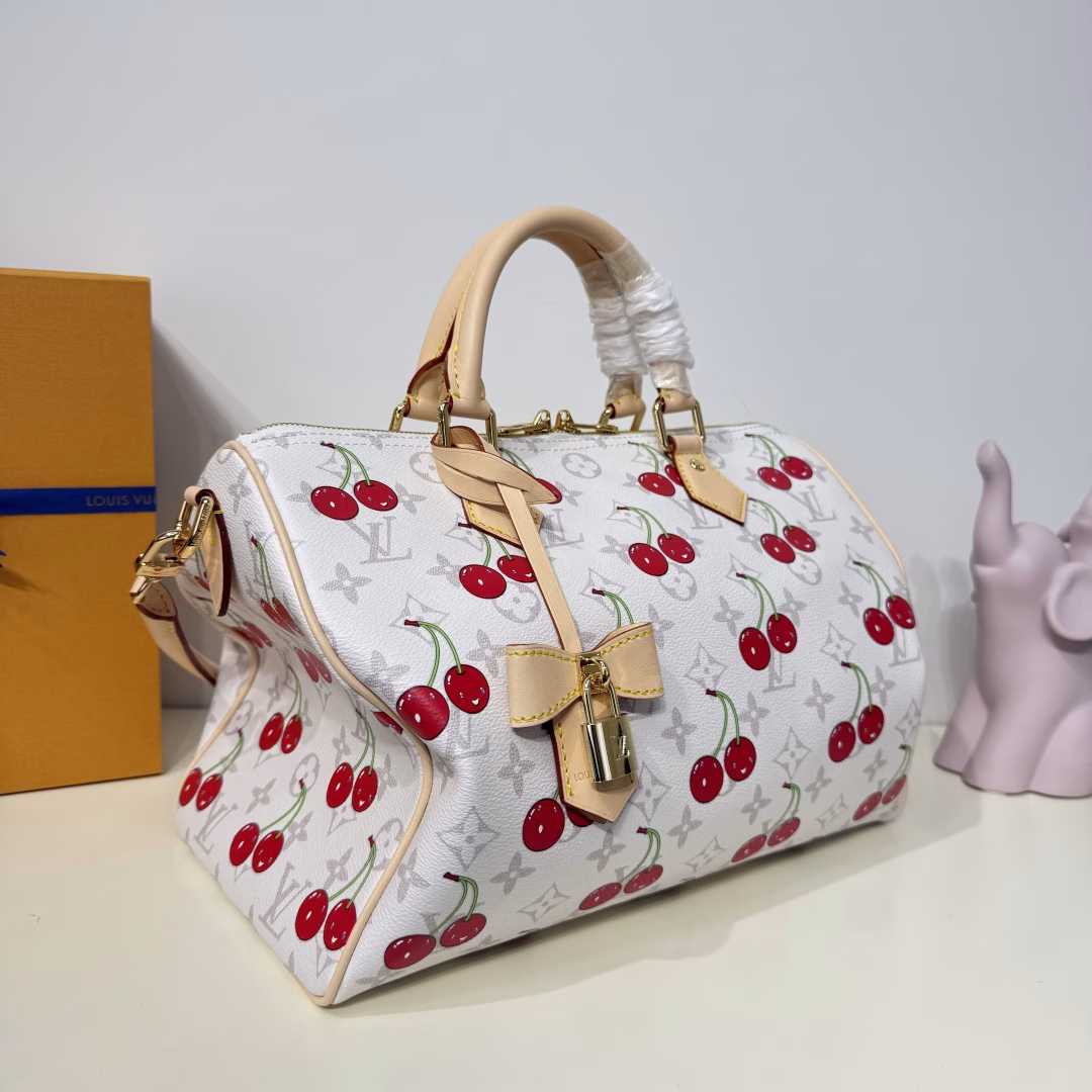 Encounter the individual aesthetic of the Lu x Takashi Murakami Reissue series. The Monogram-coated canvas is chosen in plain colors this time, highlighting the brilliant and passionate cherry patterns depicted by Japanese artists. The inner layer is constructed with denim fabric. The top handle of the Toron and the detachable Toron shoulder strap are both made of leather. The bow-shaped key case enriches the details.