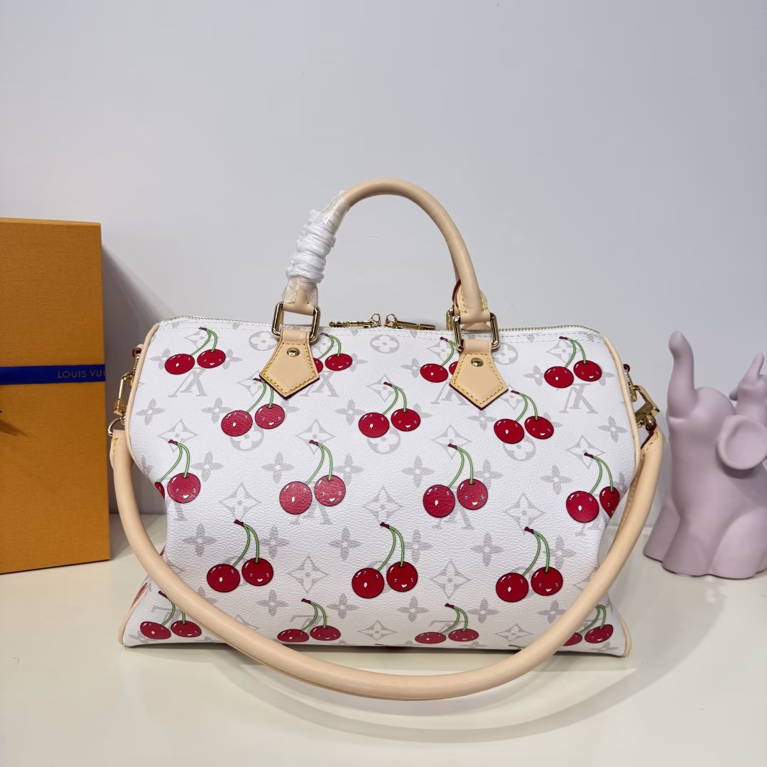 Encounter the individual aesthetic of the Lu x Takashi Murakami Reissue series. The Monogram-coated canvas is chosen in plain colors this time, highlighting the brilliant and passionate cherry patterns depicted by Japanese artists. The inner layer is constructed with denim fabric. The top handle of the Toron and the detachable Toron shoulder strap are both made of leather. The bow-shaped key case enriches the details.