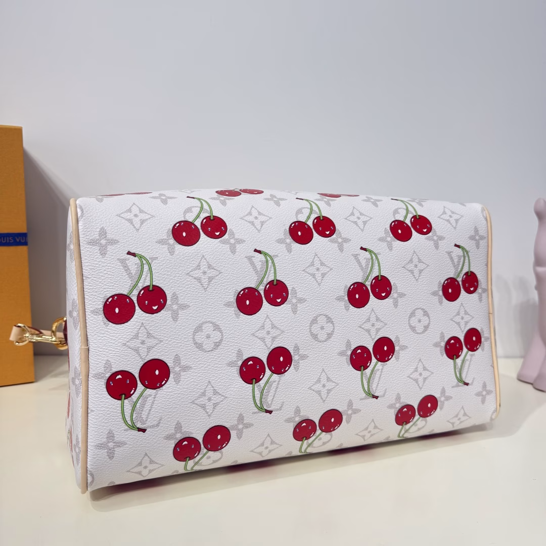 Encounter the individual aesthetic of the Lu x Takashi Murakami Reissue series. The Monogram-coated canvas is chosen in plain colors this time, highlighting the brilliant and passionate cherry patterns depicted by Japanese artists. The inner layer is constructed with denim fabric. The top handle of the Toron and the detachable Toron shoulder strap are both made of leather. The bow-shaped key case enriches the details.