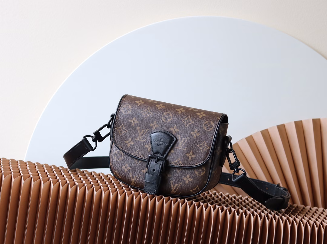 This Montsouris small messenger bag creates ample space with Monogram Macassar-coated canvas, making it an excellent choice for daily travel. The retro design paired with leather shoulder straps can also easily handle formal occasions.