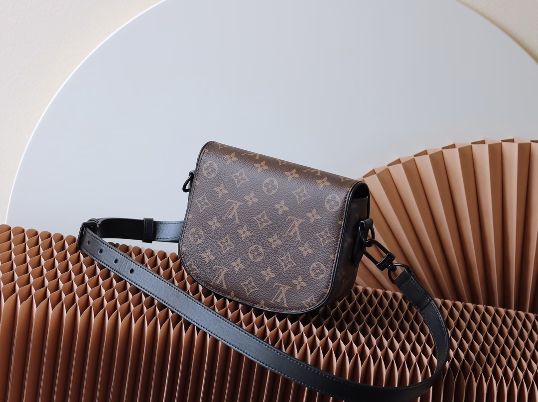 This Montsouris small messenger bag creates ample space with Monogram Macassar-coated canvas, making it an excellent choice for daily travel. The retro design paired with leather shoulder straps can also easily handle formal occasions.