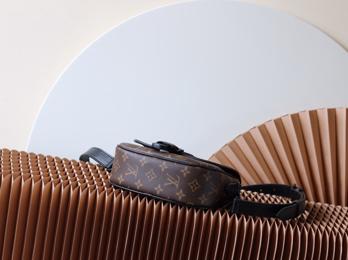 This Montsouris small messenger bag creates ample space with Monogram Macassar-coated canvas, making it an excellent choice for daily travel. The retro design paired with leather shoulder straps can also easily handle formal occasions.