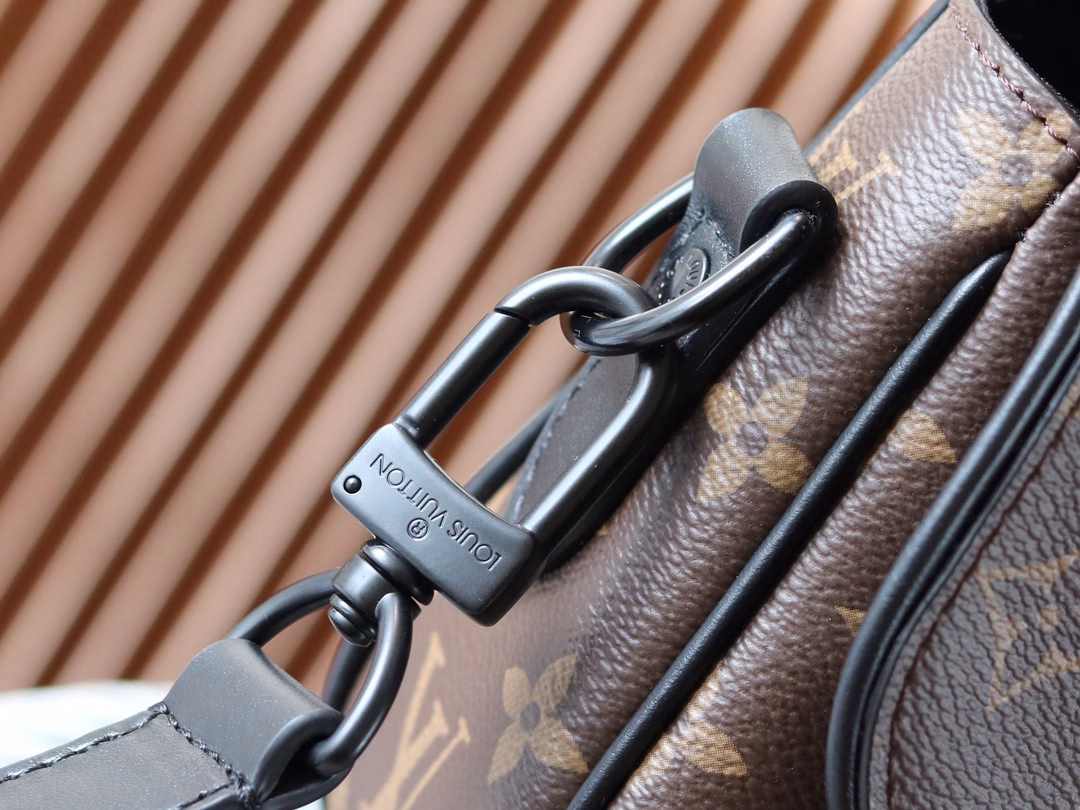 This Montsouris small messenger bag creates ample space with Monogram Macassar-coated canvas, making it an excellent choice for daily travel. The retro design paired with leather shoulder straps can also easily handle formal occasions.