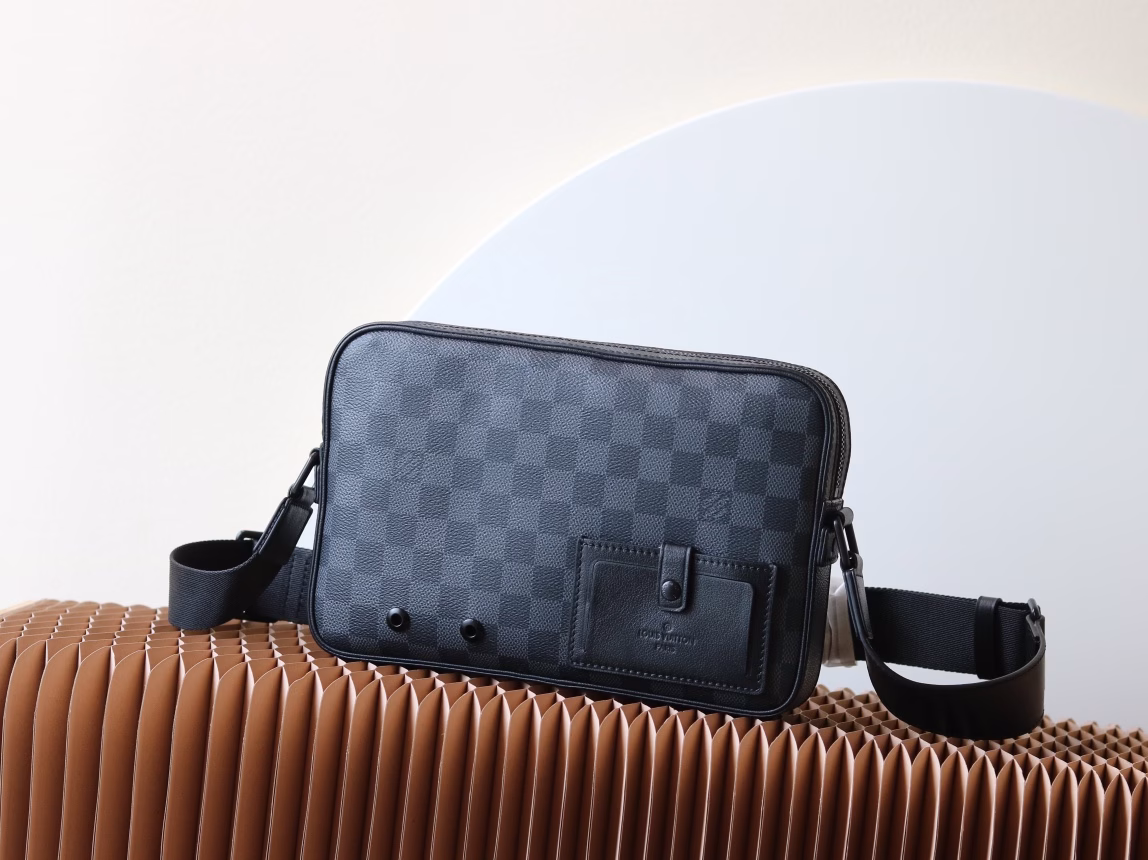 The Discovery Dhx backpack combines Monogram canvas and Taiga leather, reinterpreting the classic campus trend design. The glossy outer layer wraps around two inner pockets and an iPad inner pocket. Two adjustable leather shoulder straps ensure comfortable carrying.