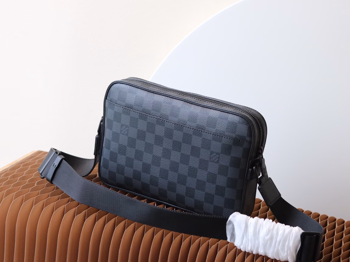 The Alpha messenger bag exudes a modern vibe in its classic Damier Graphite canvas and black metal components. The distinctive outer pocket and two inner pockets make it convenient and orderly to take out and put in items. The wide shoulder strap provides a comfortable crossbody experience