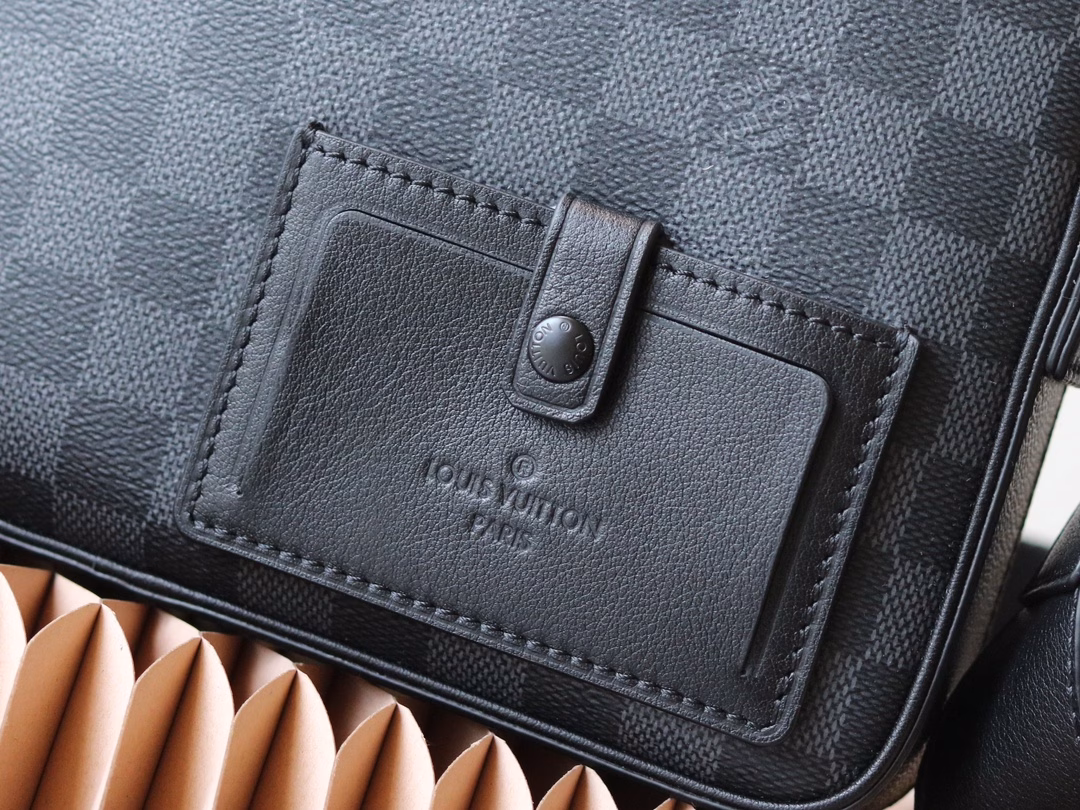 The Alpha messenger bag exudes a modern vibe in its classic Damier Graphite canvas and black metal components. The distinctive outer pocket and two inner pockets make it convenient and orderly to take out and put in items. The wide shoulder strap provides a comfortable crossbody experience
