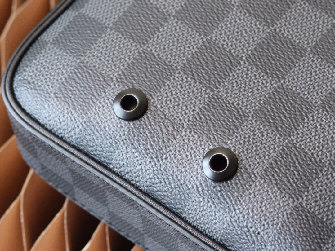 The Alpha messenger bag exudes a modern vibe in its classic Damier Graphite canvas and black metal components. The distinctive outer pocket and two inner pockets make it convenient and orderly to take out and put in items. The wide shoulder strap provides a comfortable crossbody experience