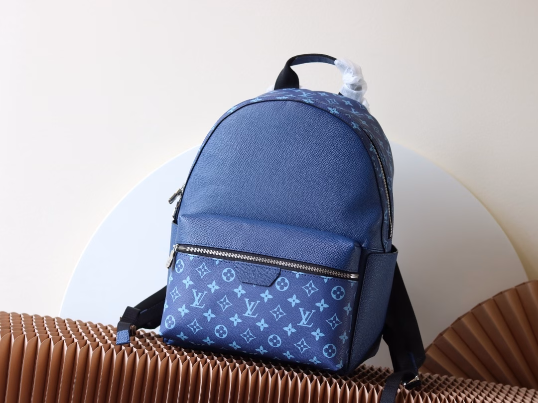 The Discovery Dhx backpack combines Monogram canvas and Taiga leather, reinterpreting the classic campus trend design. The glossy outer layer wraps around two inner pockets and an iPad inner pocket. Two adjustable leather shoulder straps ensure comfortable carrying.