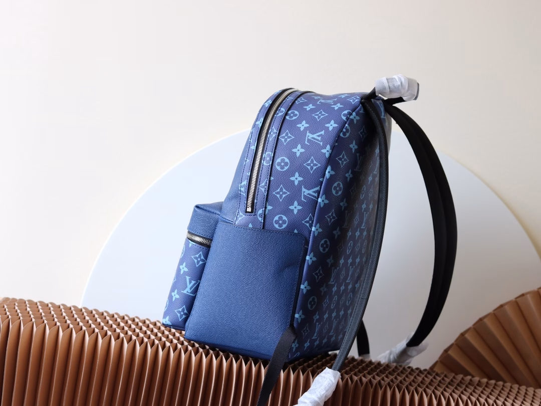 The Discovery Dhx backpack combines Monogram canvas and Taiga leather, reinterpreting the classic campus trend design. The glossy outer layer wraps around two inner pockets and an iPad inner pocket. Two adjustable leather shoulder straps ensure comfortable carrying.