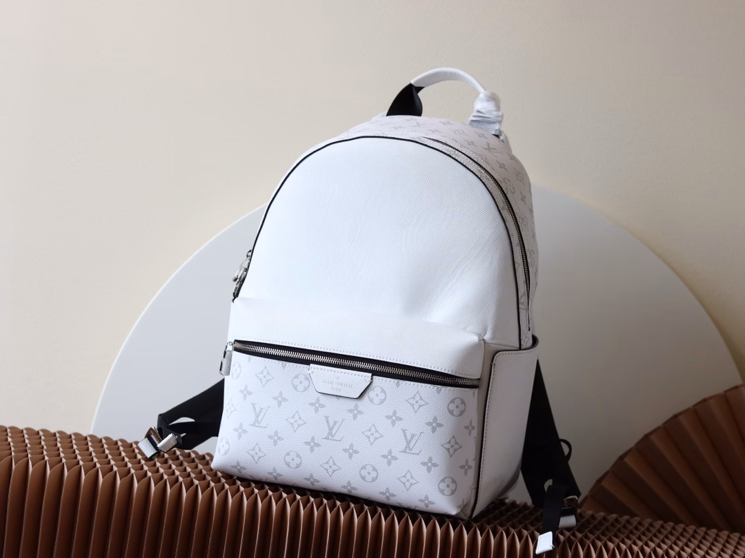 The Discovery Dhx backpack combines Monogram canvas and Taiga leather, reinterpreting the classic campus trend design. The glossy outer layer wraps around two inner pockets and an iPad inner pocket. Two adjustable leather shoulder straps ensure comfortable carrying.