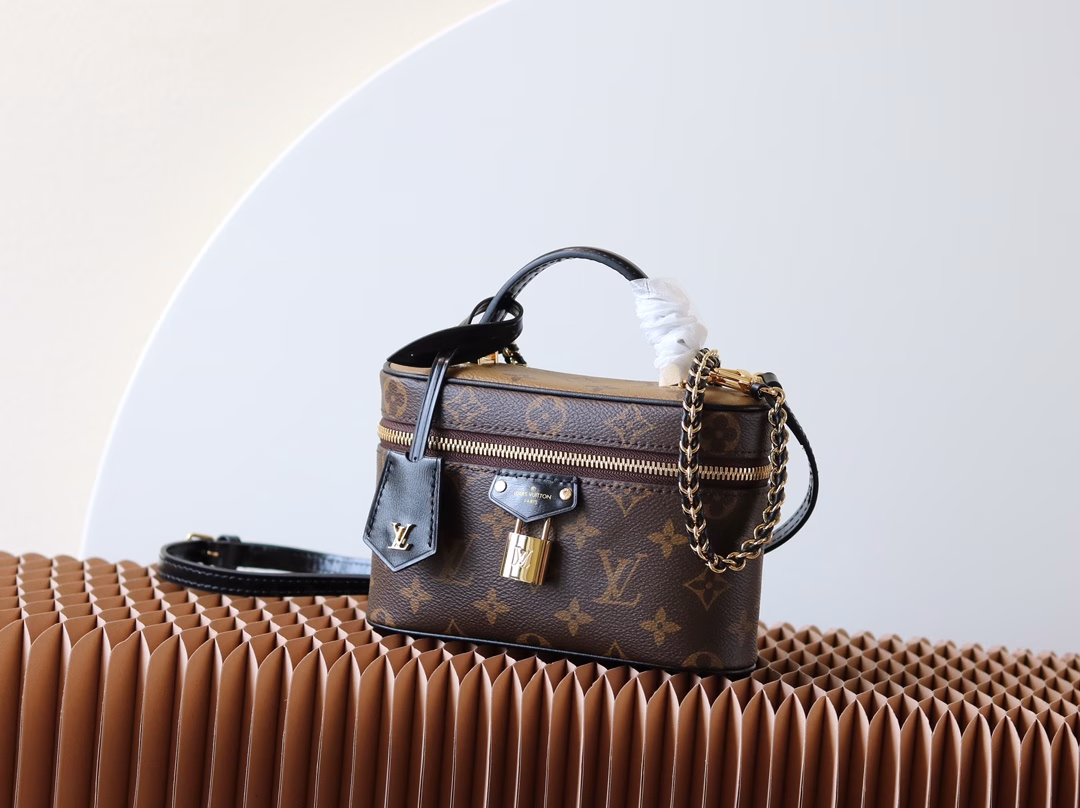 The Vanity Chain Pouch handbag draws inspiration from classic cosmetic cases and interprets the spirit of travel with Monogram canvas. The top handle and detachable woven chain incorporate leather elements, complementing the simple lines of the bag body. The LV signature padlock and leather key case continue the iconic details