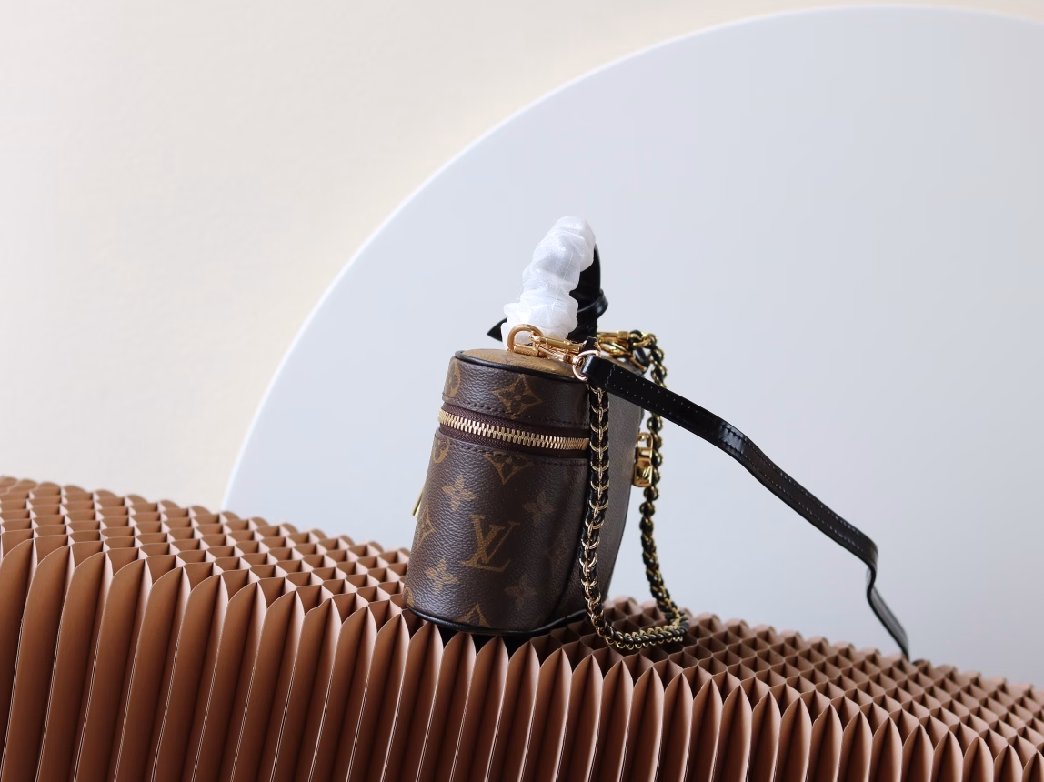 The Vanity Chain Pouch handbag draws inspiration from classic cosmetic cases and interprets the spirit of travel with Monogram canvas. The top handle and detachable woven chain incorporate leather elements, complementing the simple lines of the bag body. The LV signature padlock and leather key case continue the iconic details
