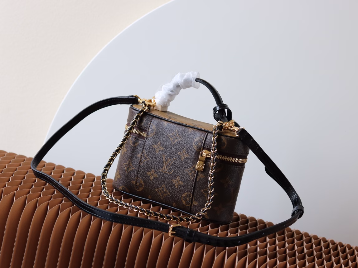 The Vanity Chain Pouch handbag draws inspiration from classic cosmetic cases and interprets the spirit of travel with Monogram canvas. The top handle and detachable woven chain incorporate leather elements, complementing the simple lines of the bag body. The LV signature padlock and leather key case continue the iconic details