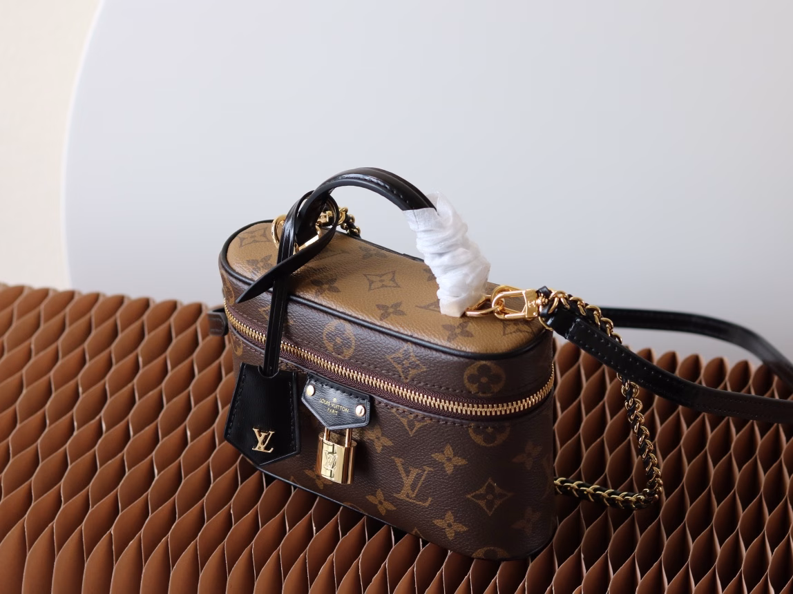 The Vanity Chain Pouch handbag draws inspiration from classic cosmetic cases and interprets the spirit of travel with Monogram canvas. The top handle and detachable woven chain incorporate leather elements, complementing the simple lines of the bag body. The LV signature padlock and leather key case continue the iconic details