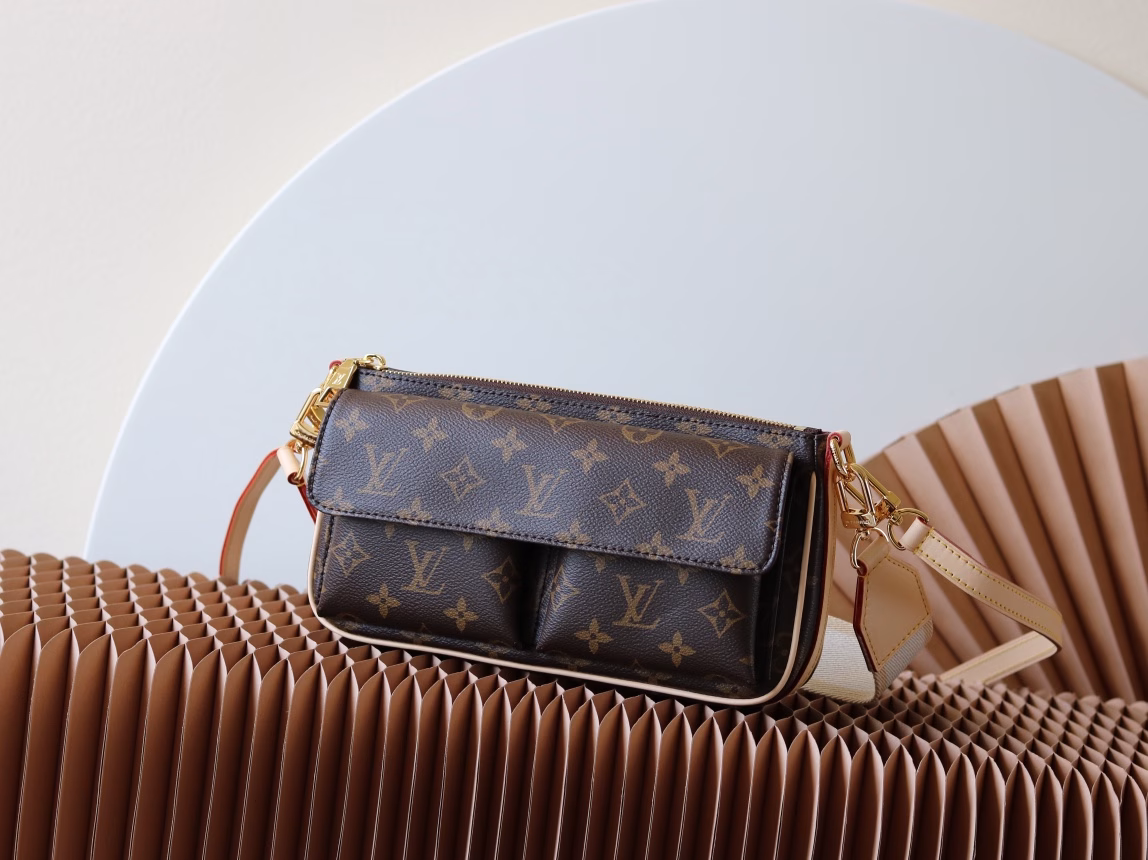 The inspiration for the Monogram canvas Vibe handbag comes from House's Viva-cite bag in 2003. The Vibe is compact and practical, with multiple pockets both inside and outside, making it the perfect daily companion. It is equipped with a leather crossbody strap and a fashionable short shoulder strap with the circular signature of LV, allowing for different carrying styles