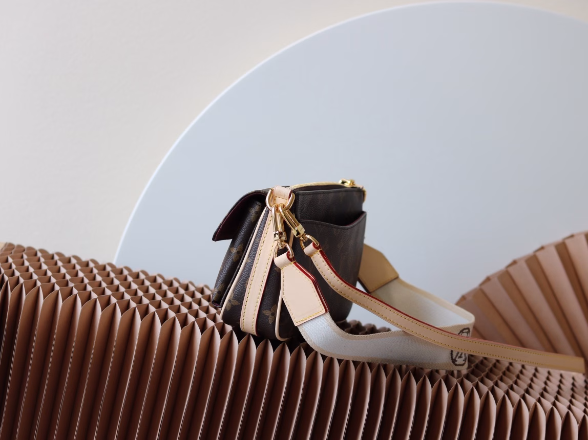 The inspiration for the Monogram canvas Vibe handbag comes from House's Viva-cite bag in 2003. The Vibe is compact and practical, with multiple pockets both inside and outside, making it the perfect daily companion. It is equipped with a leather crossbody strap and a fashionable short shoulder strap with the circular signature of LV, allowing for different carrying styles