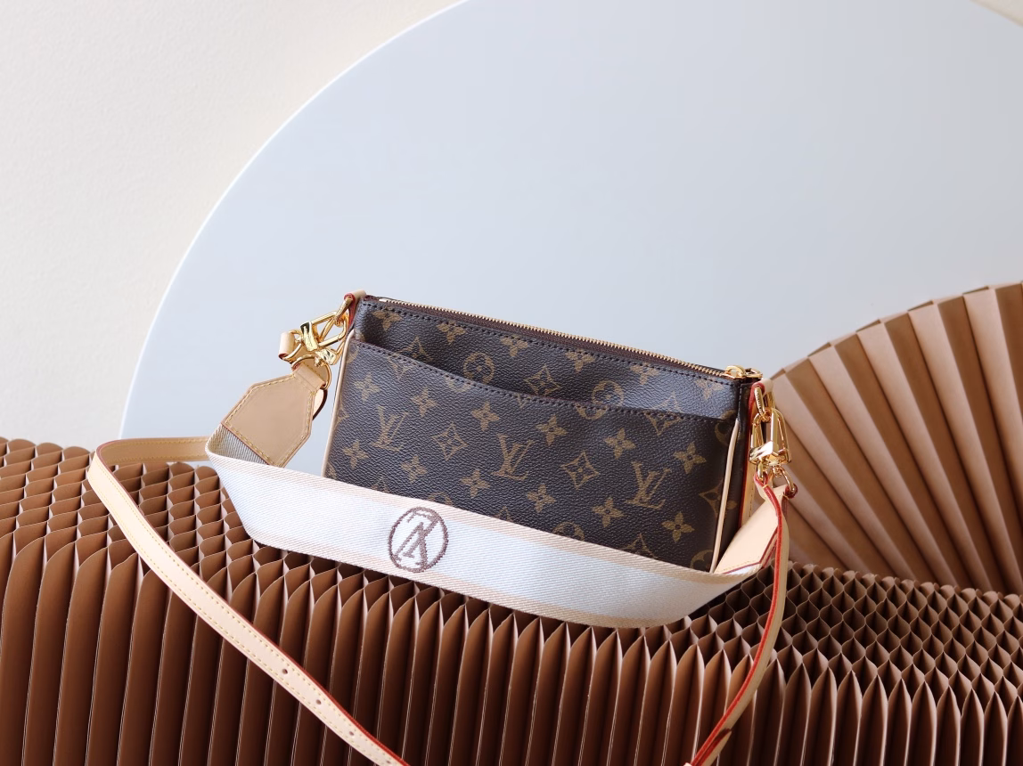 The inspiration for the Monogram canvas Vibe handbag comes from House's Viva-cite bag in 2003. The Vibe is compact and practical, with multiple pockets both inside and outside, making it the perfect daily companion. It is equipped with a leather crossbody strap and a fashionable short shoulder strap with the circular signature of LV, allowing for different carrying styles
