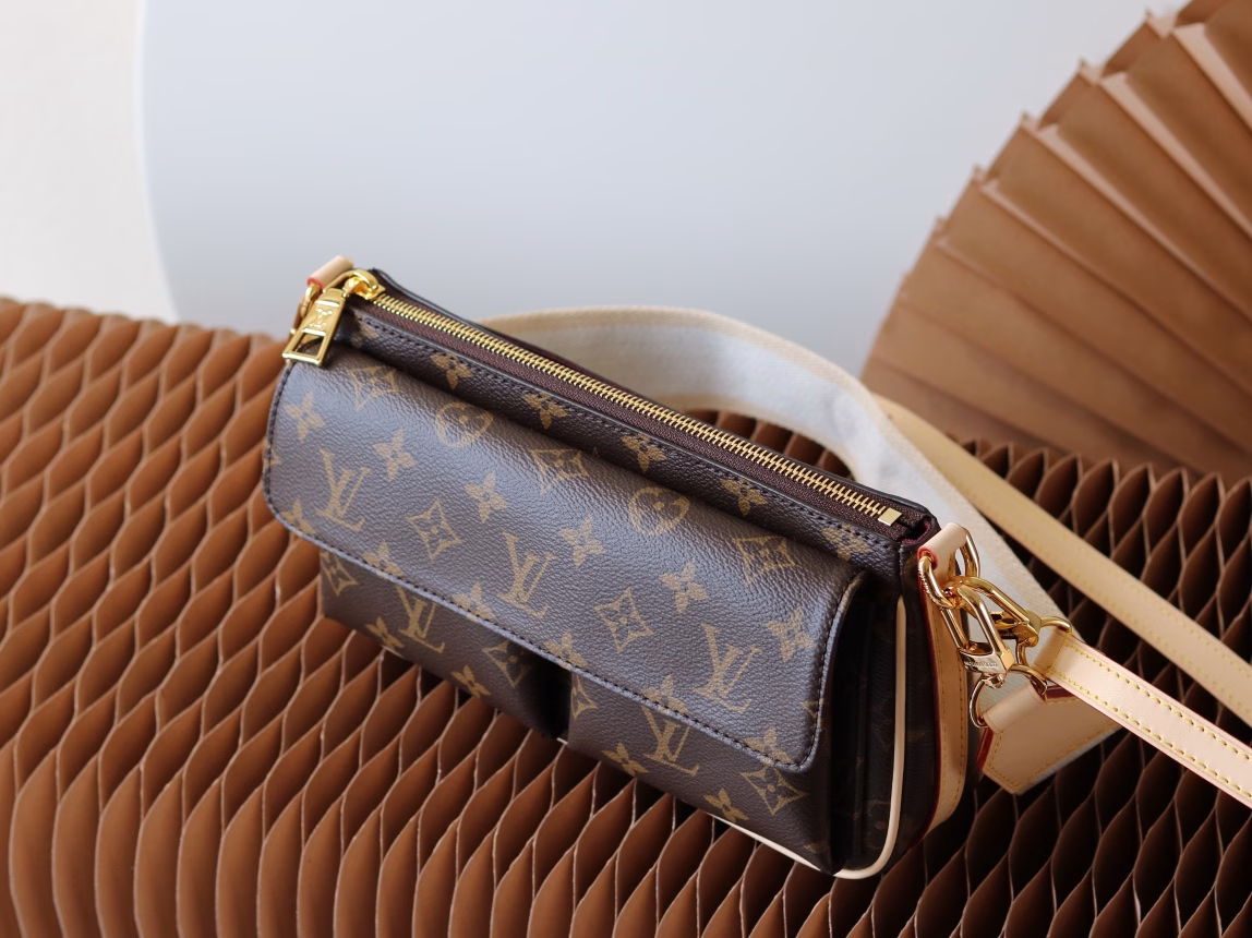 The inspiration for the Monogram canvas Vibe handbag comes from House's Viva-cite bag in 2003. The Vibe is compact and practical, with multiple pockets both inside and outside, making it the perfect daily companion. It is equipped with a leather crossbody strap and a fashionable short shoulder strap with the circular signature of LV, allowing for different carrying styles