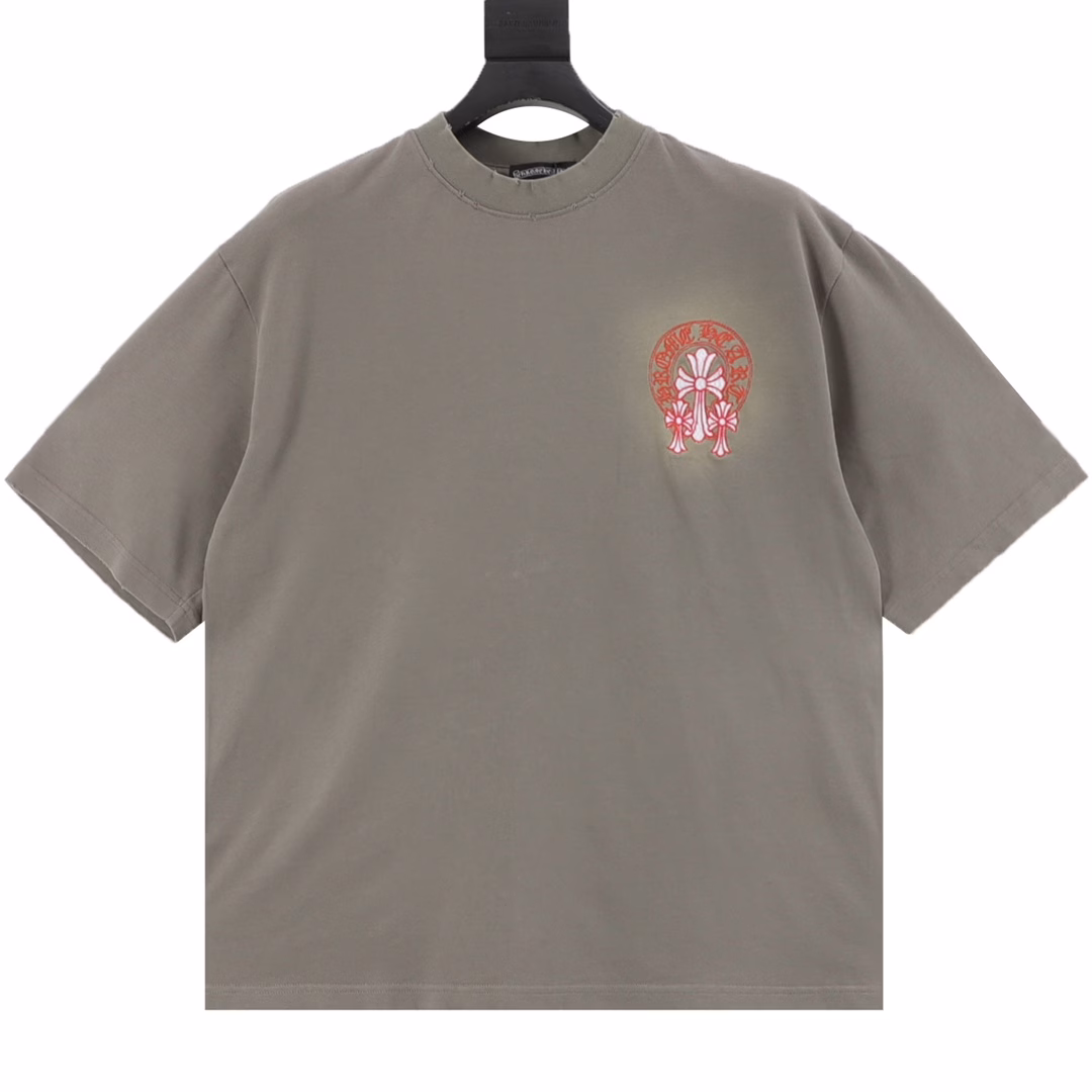 Kloxin 25ss Red Label Cross applied-embroidered washed perforated short-sleeved T-shirtThe private custom-made collection for the runway show features a full set of aged laser embossed custom-made 300g double-gauze fabricThe American-style acid-washed aged original fabric is laser-burned and embroidered with applioned fabric on the back. The letter embroidery makes it very comfortable to wearIt is low-key yet luxurious, looking very classy when worn. After heavy washing, the clothes are very soft and not picky about the wearerThe upper body is absolutely stylish and extremely luxurious. The original mold has passed the appraisal and the label is received100% silk washed water label original version tag with hanging rope sleeve hole alignment techniqueThe OS's loose and off-the-shoulder design makes it easy for any body type to wear