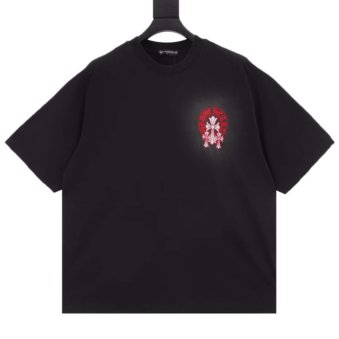 Kloxin 25ss Red Label Cross applied-embroidered washed perforated short-sleeved T-shirtThe private custom-made collection for the runway show features a full set of aged laser embossed custom-made 300g double-gauze fabricThe American-style acid-washed aged original fabric is laser-burned and embroidered with applioned fabric on the back. The letter embroidery makes it very comfortable to wearIt is low-key yet luxurious, looking very classy when worn. After heavy washing, the clothes are very soft and not picky about the wearerThe upper body is absolutely stylish and extremely luxurious. The original mold has passed the appraisal and the label is received100% silk washed water label original version tag with hanging rope sleeve hole alignment techniqueThe OS's loose and off-the-shoulder design makes it easy for any body type to wear