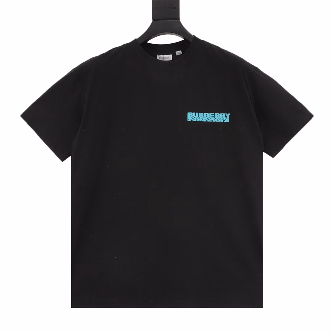 Burberry short-sleeved T-shirt with twisted letter prints on the front and backThe fabric is made of high-end ice-like Sorona fabric, with foamed patterns on both the front and back. The printing process uses foamed printing technology. The wearing effect is loose and casual. It is a versatile style with all three labels. It is suitable for both men and women