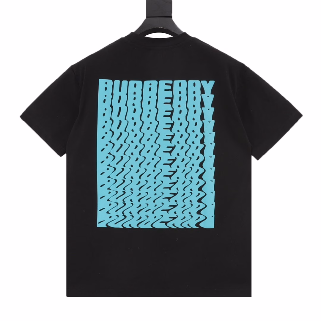 Burberry short-sleeved T-shirt with twisted letter prints on the front and backThe fabric is made of high-end ice-like Sorona fabric, with foamed patterns on both the front and back. The printing process uses foamed printing technology. The wearing effect is loose and casual. It is a versatile style with all three labels. It is suitable for both men and women
