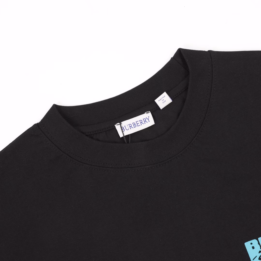 Burberry short-sleeved T-shirt with twisted letter prints on the front and backThe fabric is made of high-end ice-like Sorona fabric, with foamed patterns on both the front and back. The printing process uses foamed printing technology. The wearing effect is loose and casual. It is a versatile style with all three labels. It is suitable for both men and women