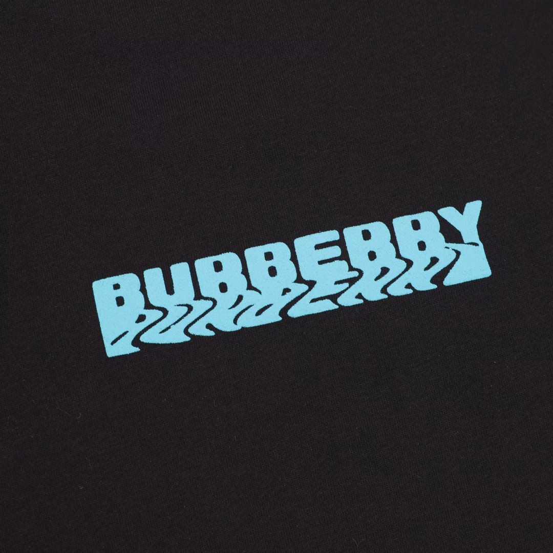 Burberry short-sleeved T-shirt with twisted letter prints on the front and backThe fabric is made of high-end ice-like Sorona fabric, with foamed patterns on both the front and back. The printing process uses foamed printing technology. The wearing effect is loose and casual. It is a versatile style with all three labels. It is suitable for both men and women