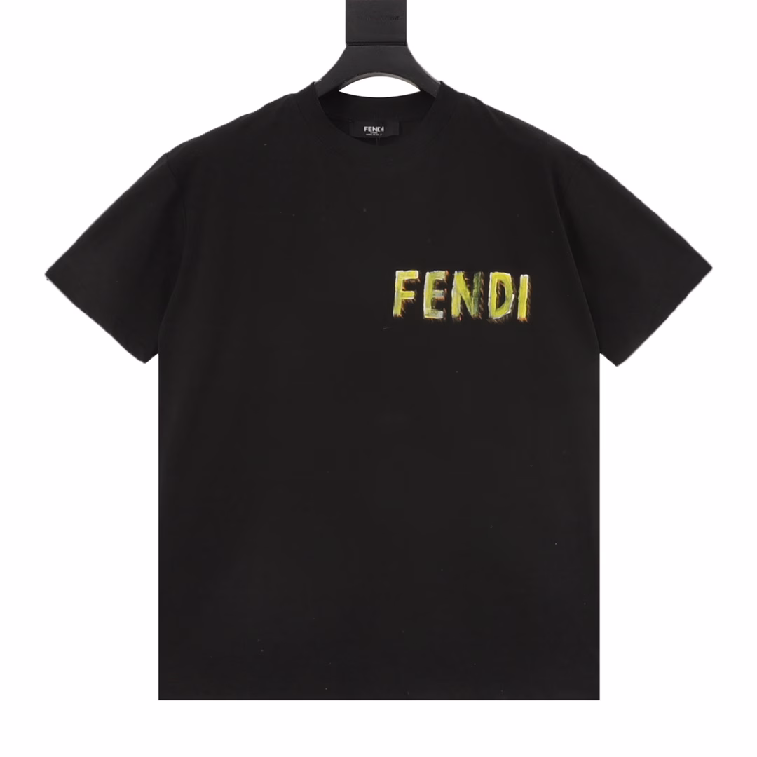 Fendi hand-painted letter graffiti print short-sleeved T-shirtThe feature of this work is hand-painted fabric, which is made of high-end ice-like Sorona OS. It features a low-shoulder design, which is both fashionable and unique, making it a very versatile choice! The threaded collar does not loosen, and the high-temperature fixed shoulder tightening process is adopted. A unisex style