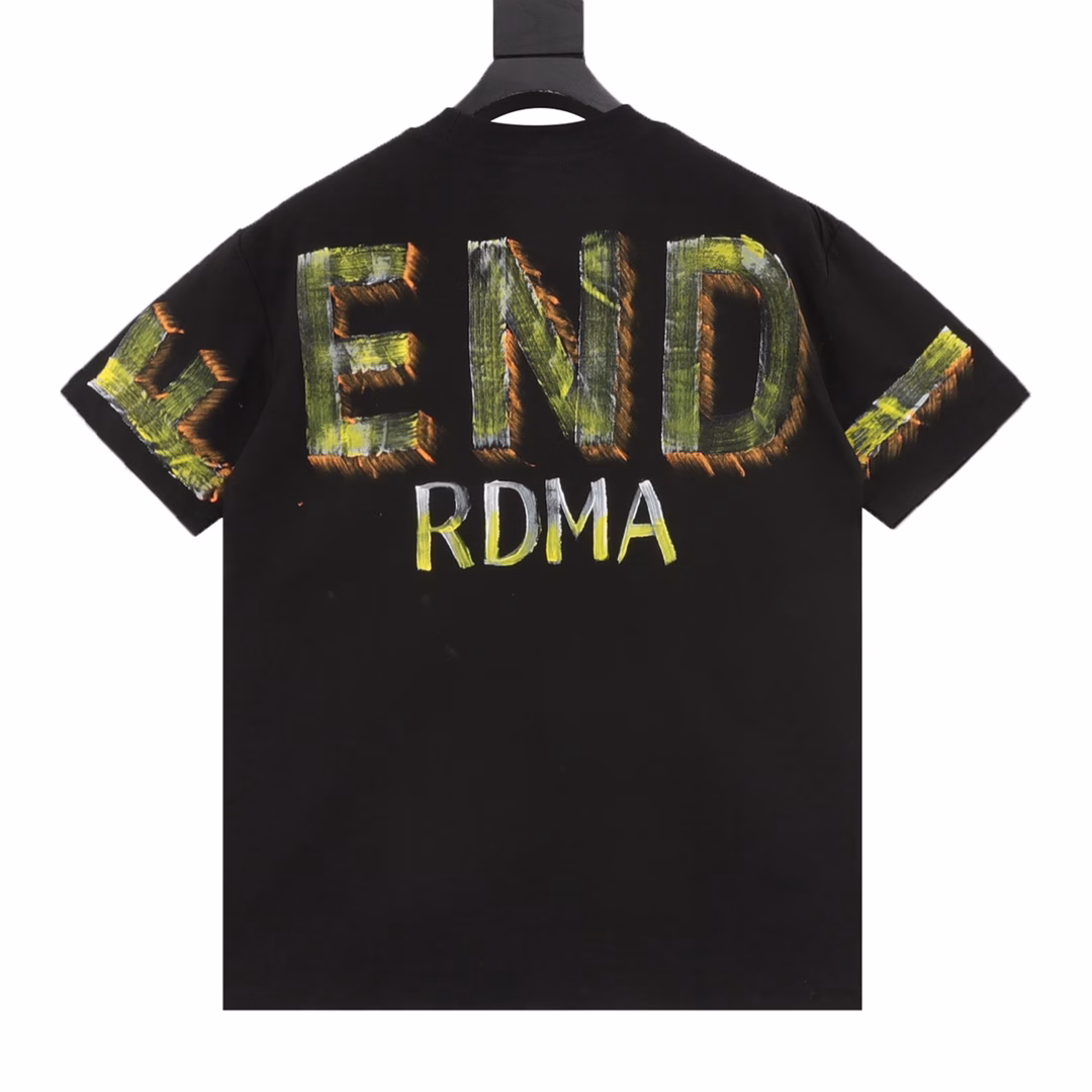 Fendi hand-painted letter graffiti print short-sleeved T-shirtThe feature of this work is hand-painted fabric, which is made of high-end ice-like Sorona OS. It features a low-shoulder design, which is both fashionable and unique, making it a very versatile choice! The threaded collar does not loosen, and the high-temperature fixed shoulder tightening process is adopted. A unisex style