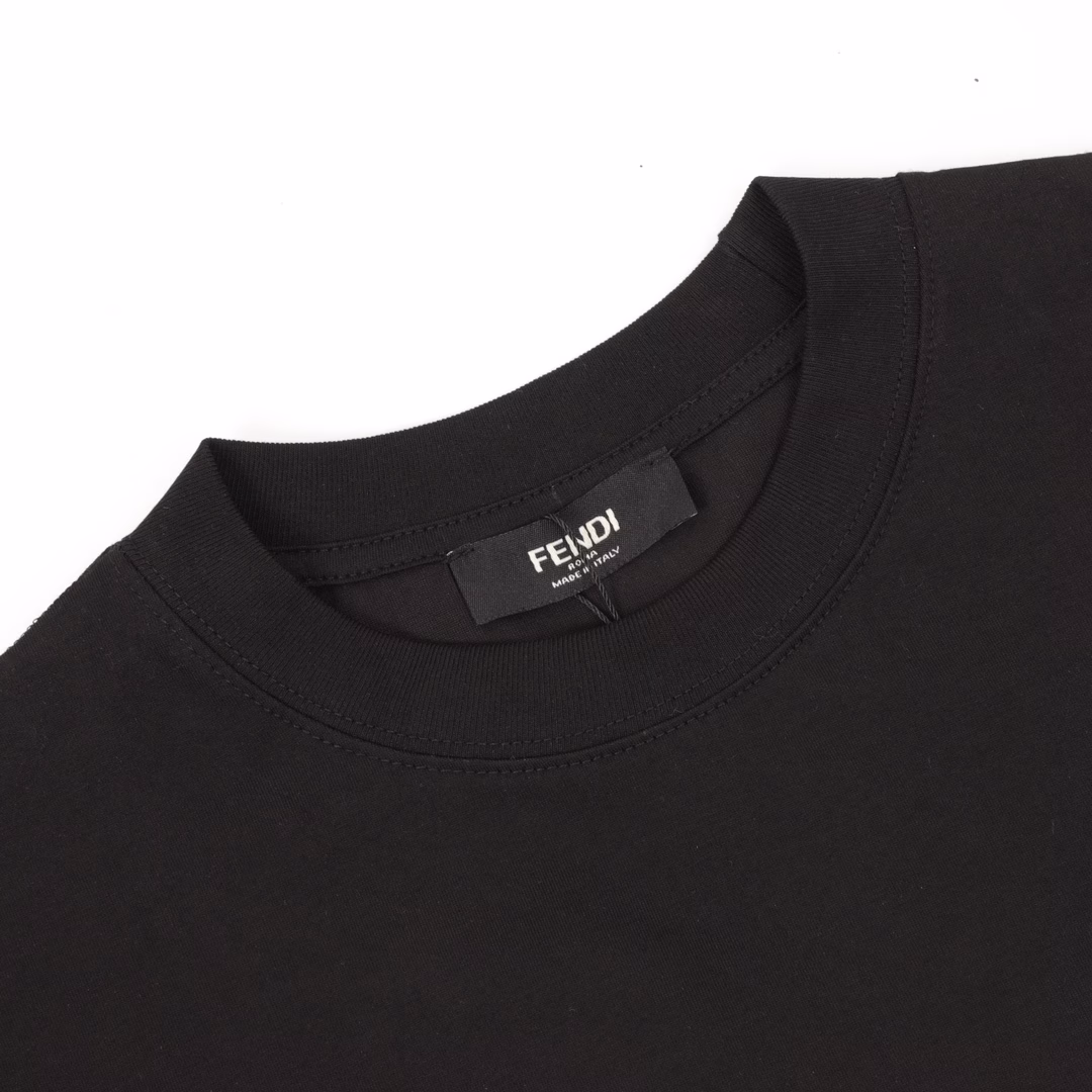 Fendi hand-painted letter graffiti print short-sleeved T-shirtThe feature of this work is hand-painted fabric, which is made of high-end ice-like Sorona OS. It features a low-shoulder design, which is both fashionable and unique, making it a very versatile choice! The threaded collar does not loosen, and the high-temperature fixed shoulder tightening process is adopted. A unisex style