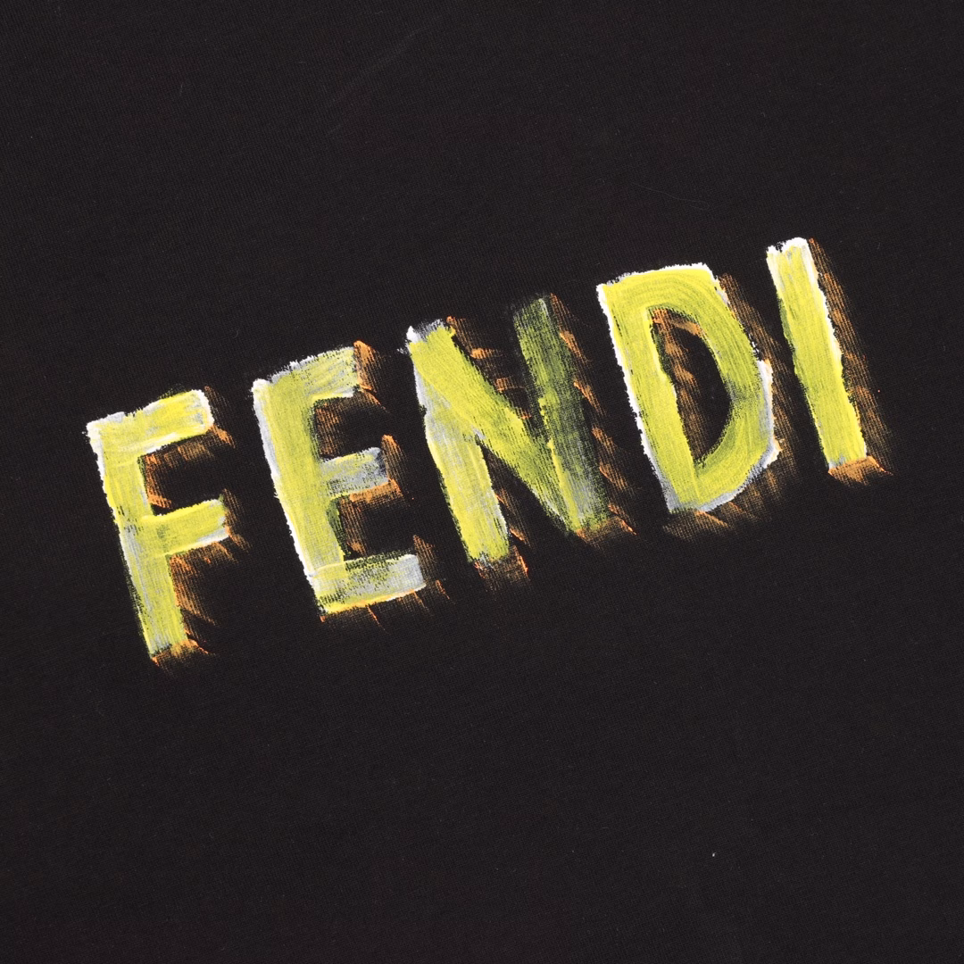 Fendi hand-painted letter graffiti print short-sleeved T-shirtThe feature of this work is hand-painted fabric, which is made of high-end ice-like Sorona OS. It features a low-shoulder design, which is both fashionable and unique, making it a very versatile choice! The threaded collar does not loosen, and the high-temperature fixed shoulder tightening process is adopted. A unisex style
