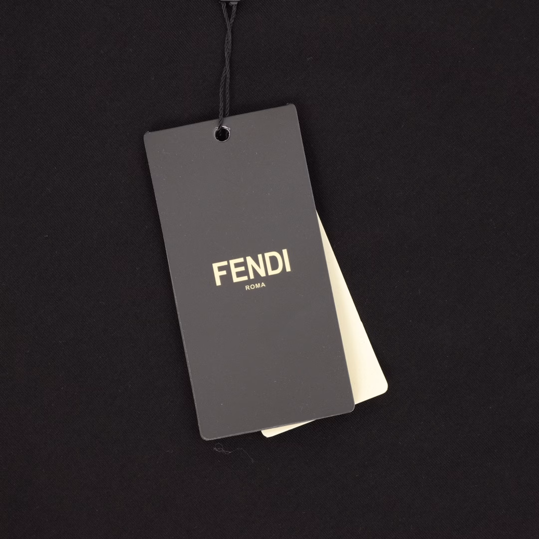Fendi hand-painted letter graffiti print short-sleeved T-shirtThe feature of this work is hand-painted fabric, which is made of high-end ice-like Sorona OS. It features a low-shoulder design, which is both fashionable and unique, making it a very versatile choice! The threaded collar does not loosen, and the high-temperature fixed shoulder tightening process is adopted. A unisex style