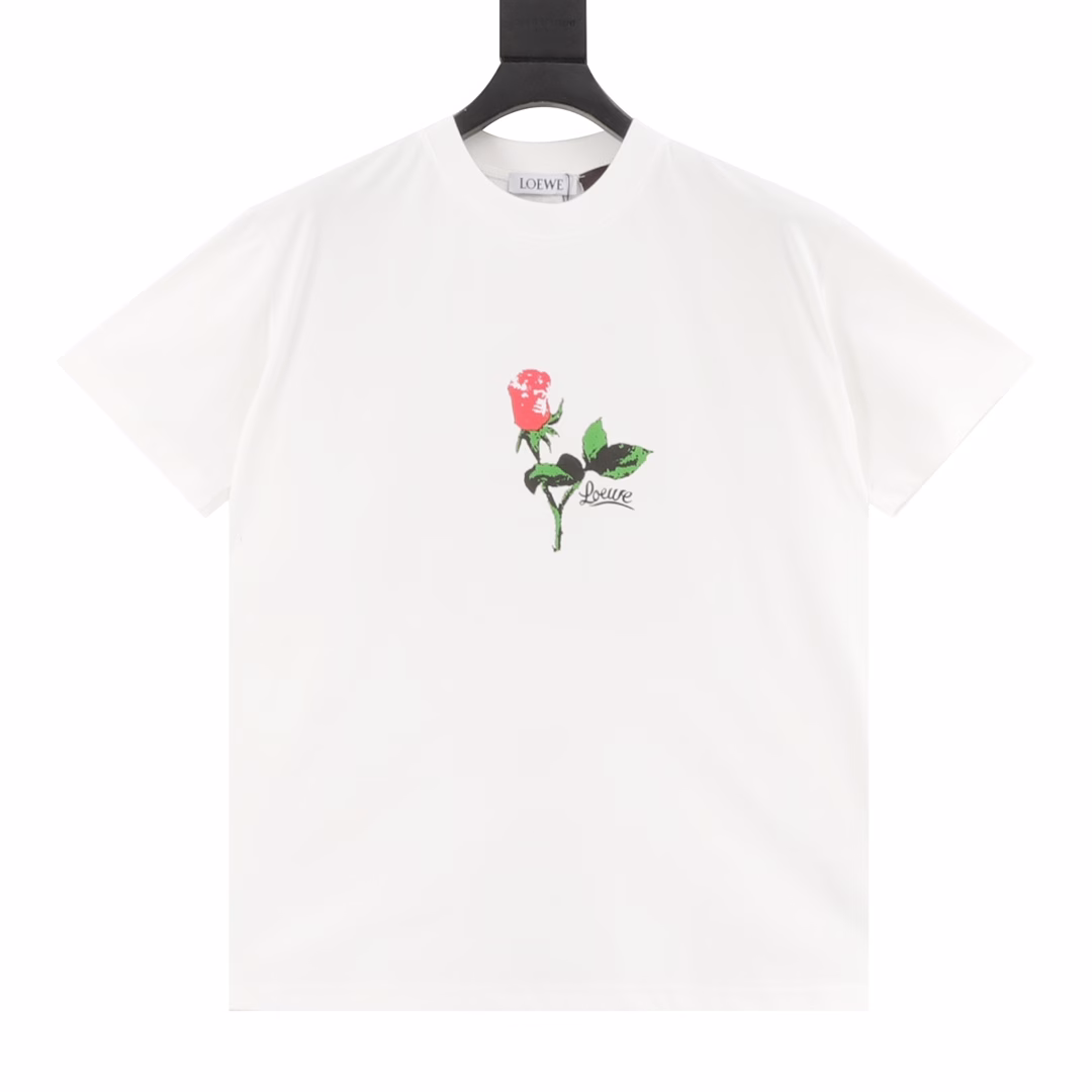 LOEWE rose pattern printed short sleeveThe fabric is made of high-ice-feel Sorona fabric. The front and back are treated with digital direct spray technology, giving a loose and casual wearing effect. It is a versatile style with all three labels. It is suitable for both men and women