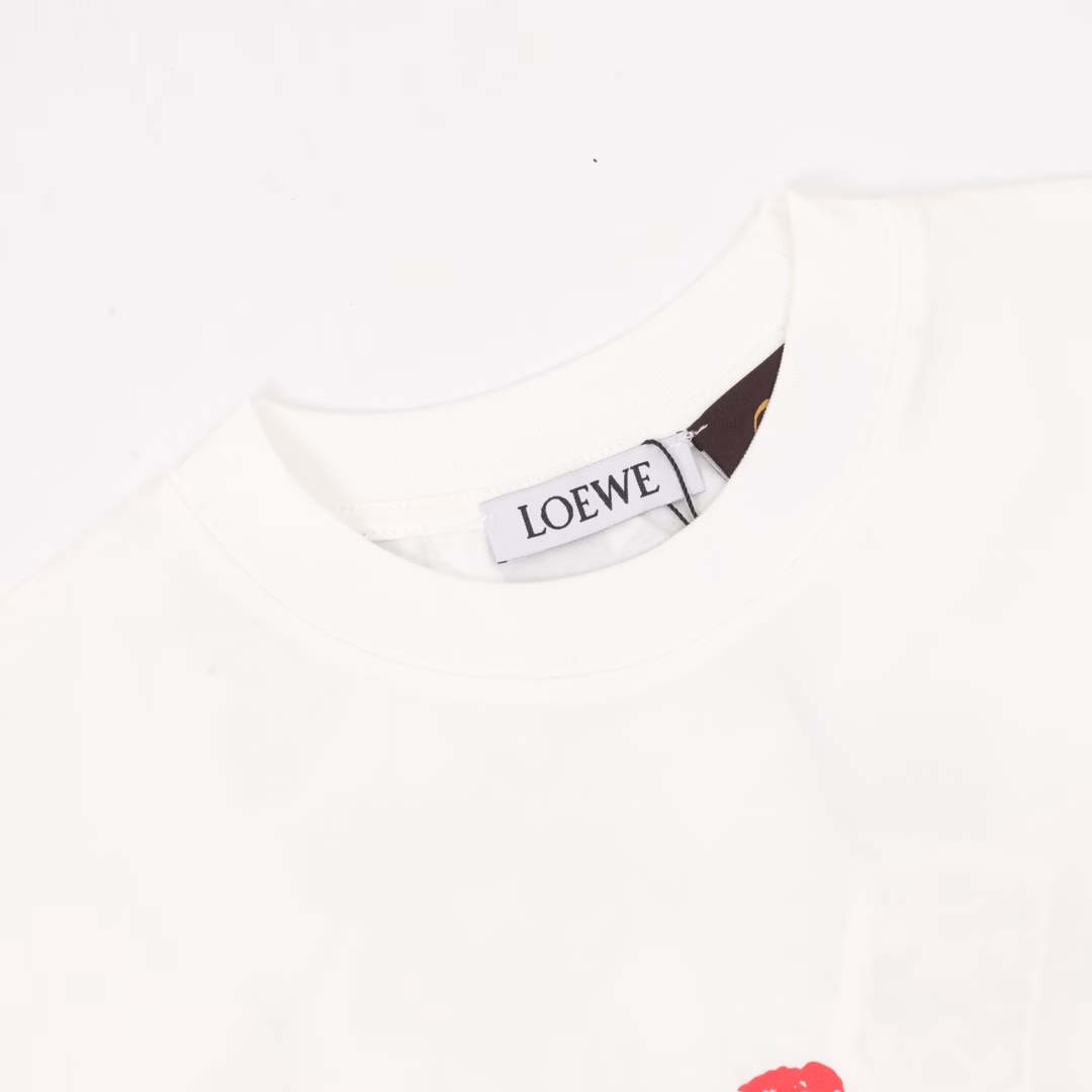 LOEWE rose pattern printed short sleeveThe fabric is made of high-ice-feel Sorona fabric. The front and back are treated with digital direct spray technology, giving a loose and casual wearing effect. It is a versatile style with all three labels. It is suitable for both men and women