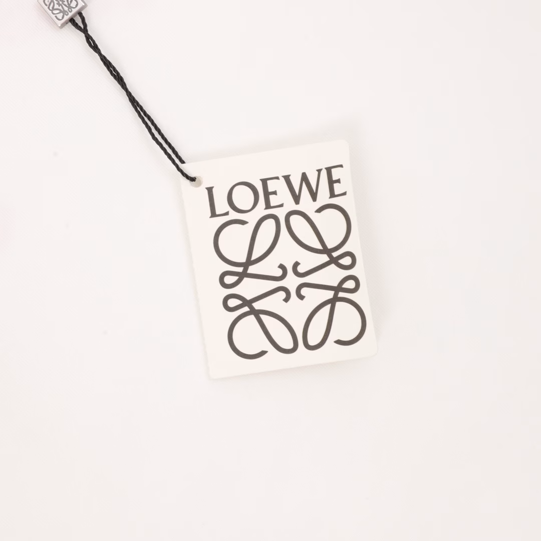 LOEWE rose pattern printed short sleeveThe fabric is made of high-ice-feel Sorona fabric. The front and back are treated with digital direct spray technology, giving a loose and casual wearing effect. It is a versatile style with all three labels. It is suitable for both men and women