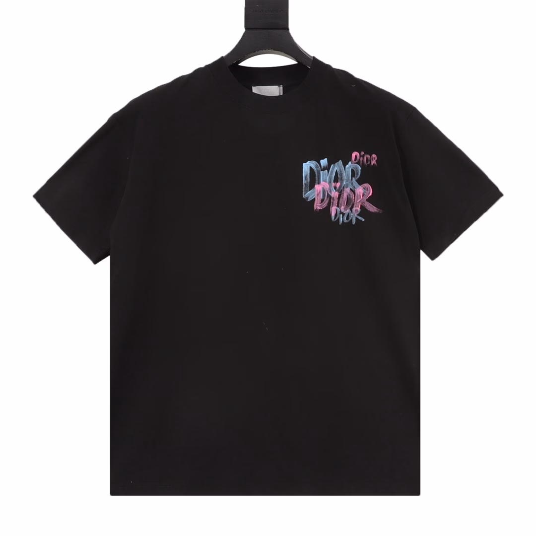 Dior graffiti letter hand-painted printed short-sleeved T-shirtThis product features digital hand-painted techniques and is made of high-end ice-like Sorona fabric. It has a loose fit and is equipped with a full set of accessories. The fabric is soft, solid and thick. It is suitable for both men and women