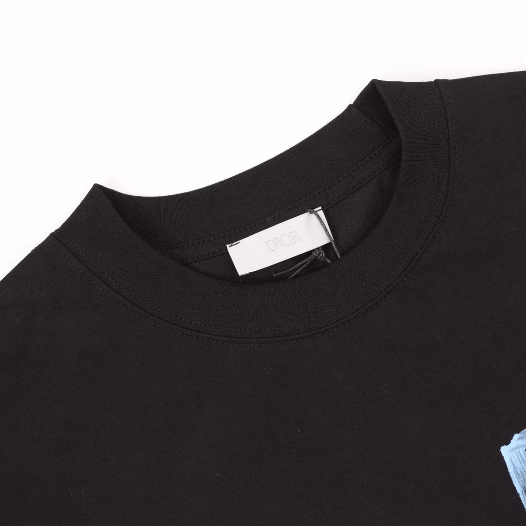 Dior graffiti letter hand-painted printed short-sleeved T-shirtThis product features digital hand-painted techniques and is made of high-end ice-like Sorona fabric. It has a loose fit and is equipped with a full set of accessories. The fabric is soft, solid and thick. It is suitable for both men and women