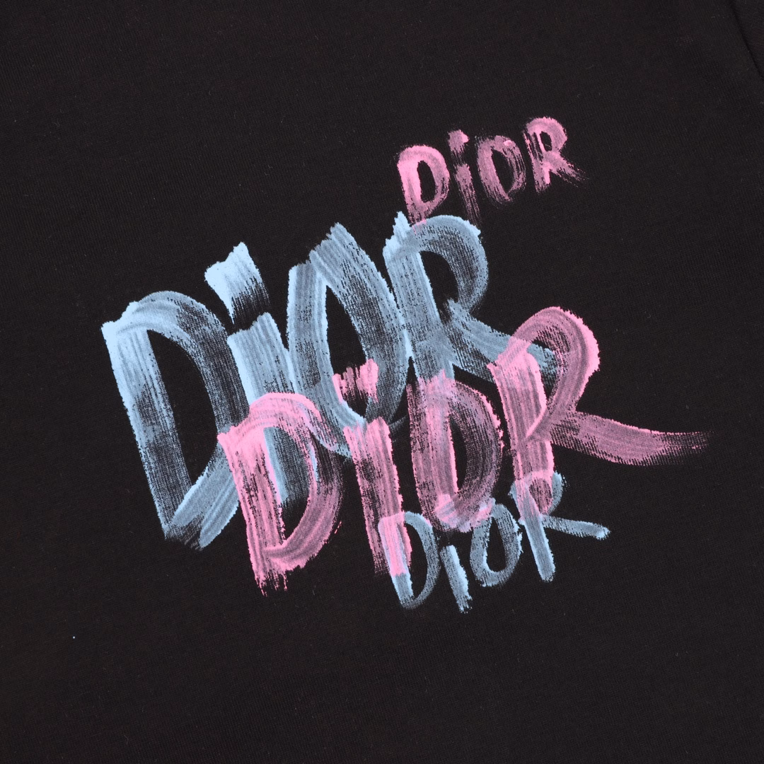 Dior graffiti letter hand-painted printed short-sleeved T-shirtThis product features digital hand-painted techniques and is made of high-end ice-like Sorona fabric. It has a loose fit and is equipped with a full set of accessories. The fabric is soft, solid and thick. It is suitable for both men and women