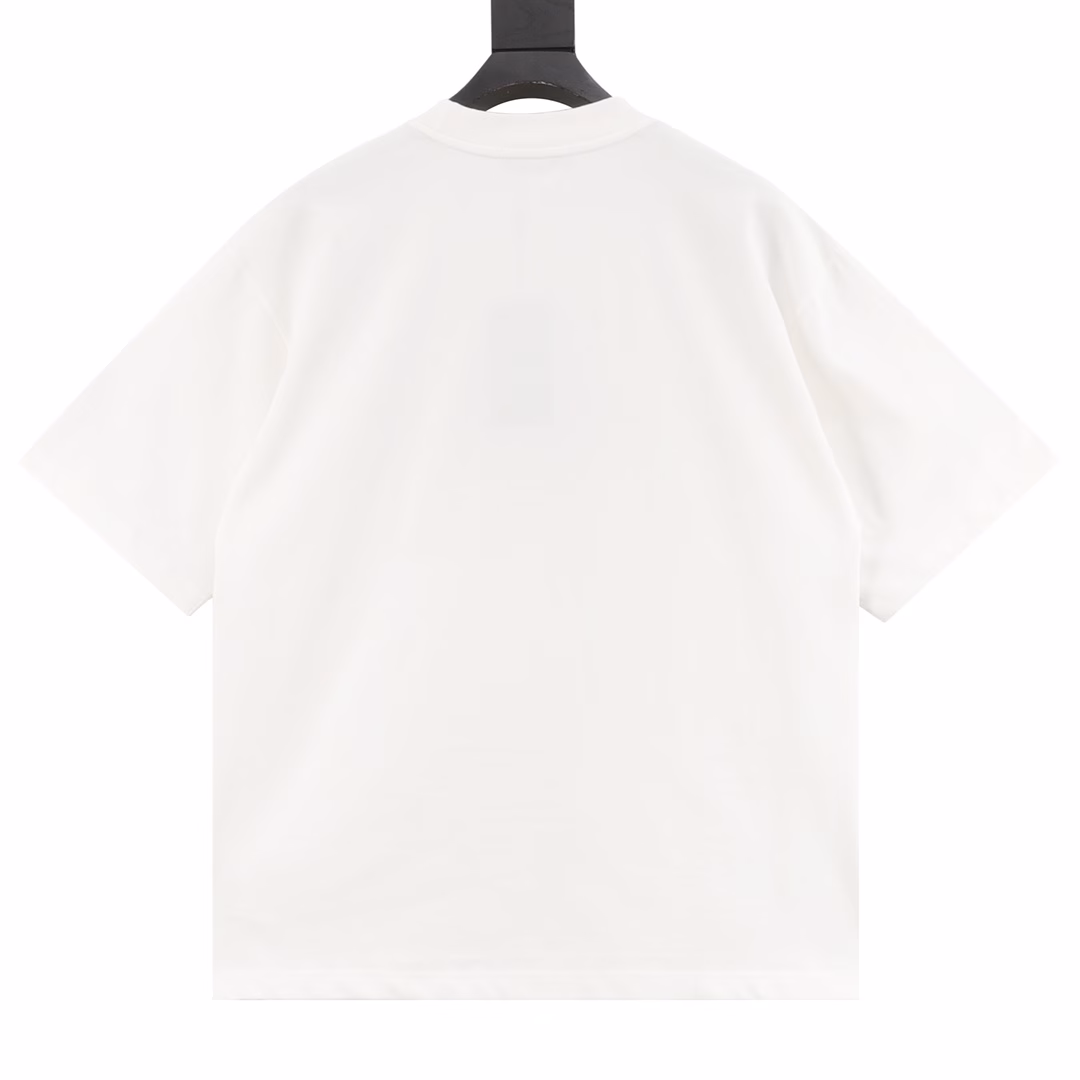 Fendi 25ss short-sleeved T-shirt with rendered letter logoMade of high-quality fabric, it can showcase your fashion taste and personality whether for daily wear or attending parties. This short-sleeved piece features a comfortable cut and a casual style, making it suitable for various occasions. Take advantage of the limited release and seize the opportunity to own this highly sought-after trendy item! Don't miss out! Buy now and become the focus of the fashion world!