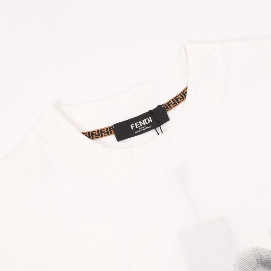 Fendi 25ss short-sleeved T-shirt with rendered letter logoMade of high-quality fabric, it can showcase your fashion taste and personality whether for daily wear or attending parties. This short-sleeved piece features a comfortable cut and a casual style, making it suitable for various occasions. Take advantage of the limited release and seize the opportunity to own this highly sought-after trendy item! Don't miss out! Buy now and become the focus of the fashion world!