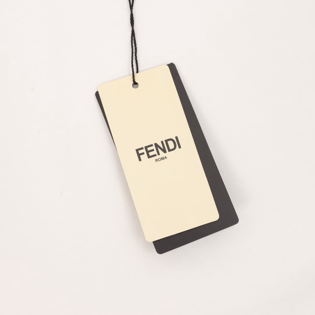 Fendi 25ss short-sleeved T-shirt with rendered letter logoMade of high-quality fabric, it can showcase your fashion taste and personality whether for daily wear or attending parties. This short-sleeved piece features a comfortable cut and a casual style, making it suitable for various occasions. Take advantage of the limited release and seize the opportunity to own this highly sought-after trendy item! Don't miss out! Buy now and become the focus of the fashion world!