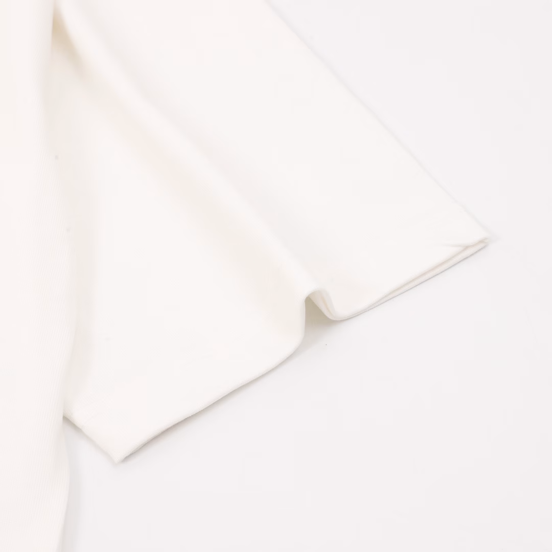 Fendi 25ss short-sleeved T-shirt with rendered letter logoMade of high-quality fabric, it can showcase your fashion taste and personality whether for daily wear or attending parties. This short-sleeved piece features a comfortable cut and a casual style, making it suitable for various occasions. Take advantage of the limited release and seize the opportunity to own this highly sought-after trendy item! Don't miss out! Buy now and become the focus of the fashion world!
