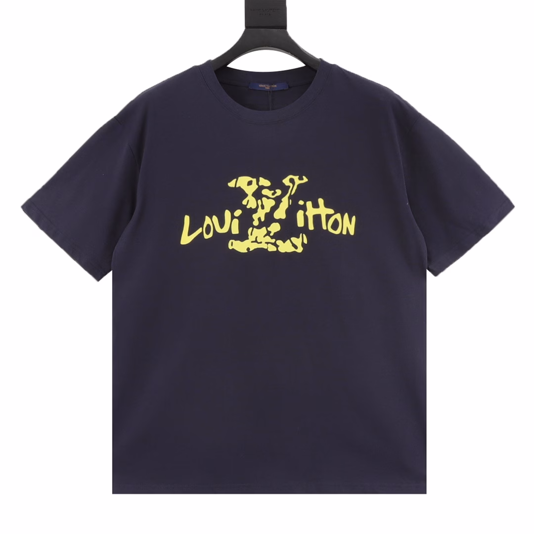 Louis Vuitton LV25ss Yellow logo short-sleeved T-shirtHot spring and summer short-sleeved items in stock, a simple and basic wardrobe accessory, a must-have for casual and versatile wear. With top-notch workmanship and stitching, it features a regular European style and is suitable for both men and women