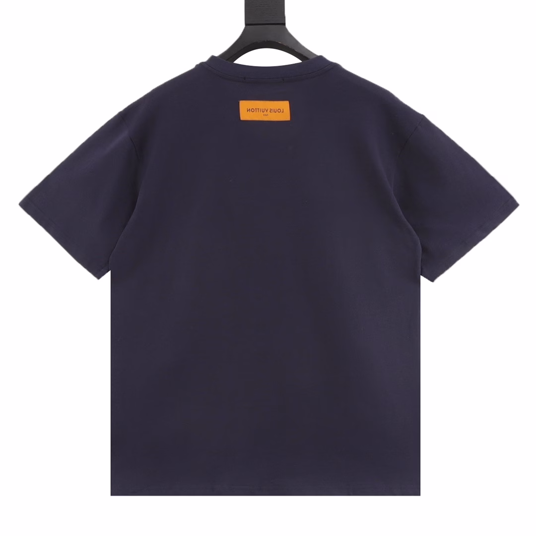 Louis Vuitton LV25ss Yellow logo short-sleeved T-shirtHot spring and summer short-sleeved items in stock, a simple and basic wardrobe accessory, a must-have for casual and versatile wear. With top-notch workmanship and stitching, it features a regular European style and is suitable for both men and women