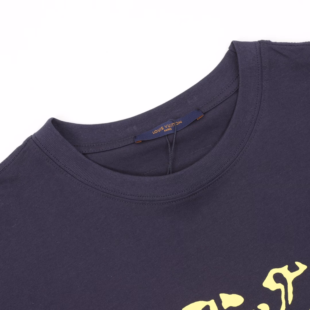 Louis Vuitton LV25ss Yellow logo short-sleeved T-shirtHot spring and summer short-sleeved items in stock, a simple and basic wardrobe accessory, a must-have for casual and versatile wear. With top-notch workmanship and stitching, it features a regular European style and is suitable for both men and women